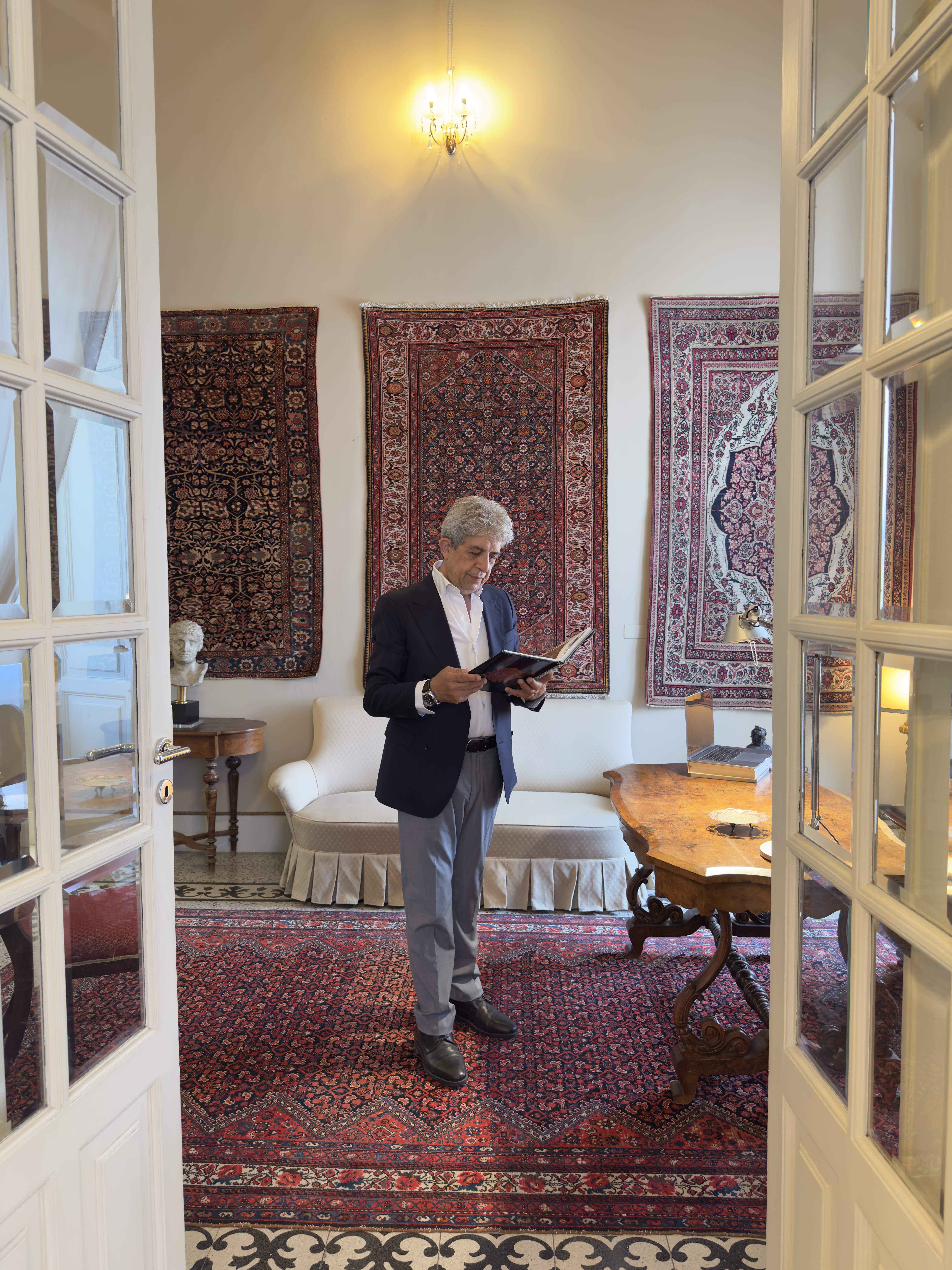 Hushiar Toluian nel suo studio
