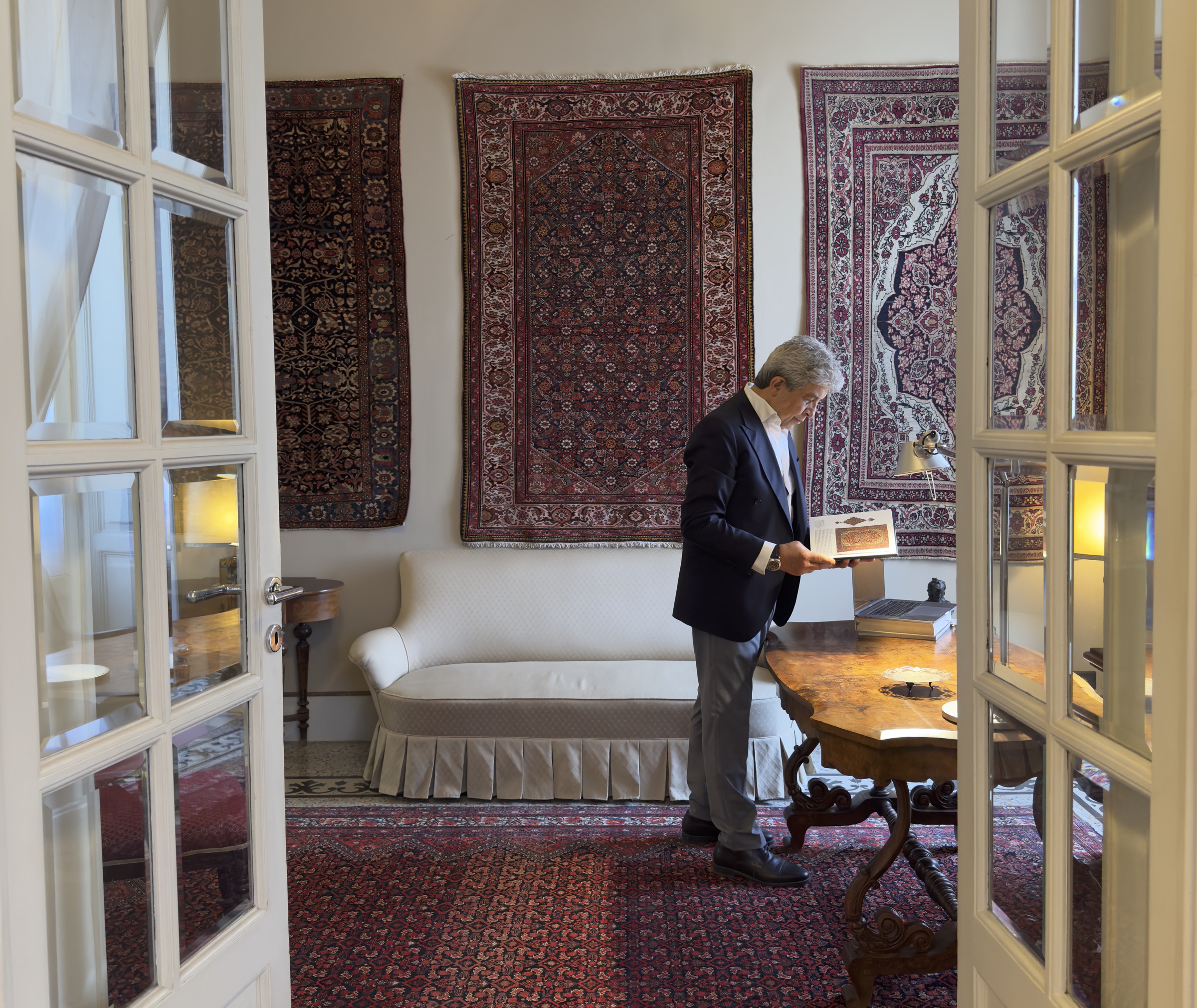 Hushiar Toluian nel suo studio